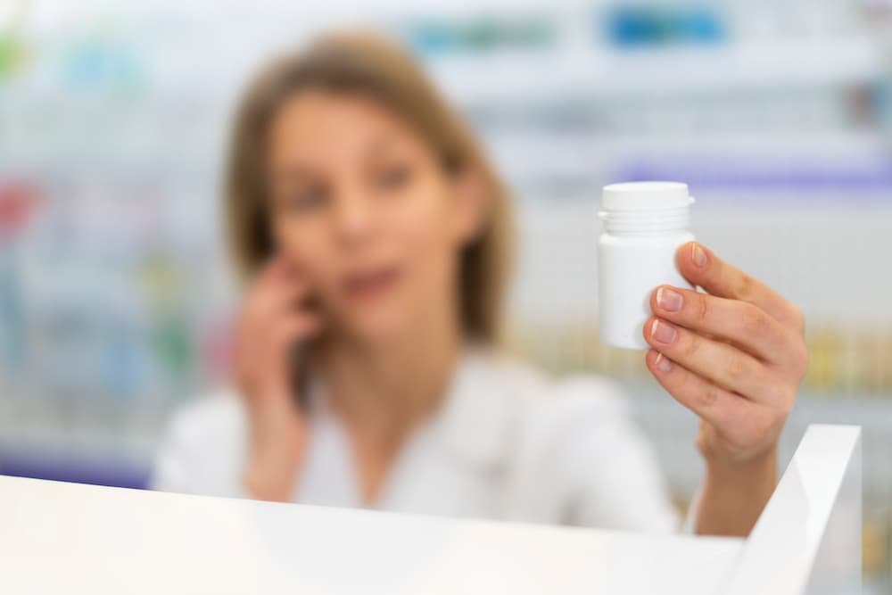 farmaceutico-de-tiro-medio-trabajando