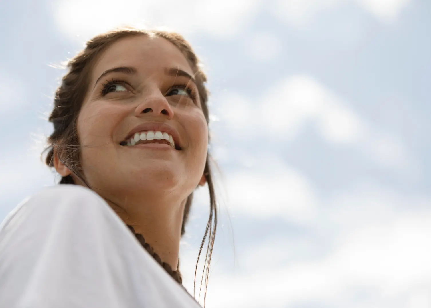 cerrar-mujer-sonriente-al-aire-libre